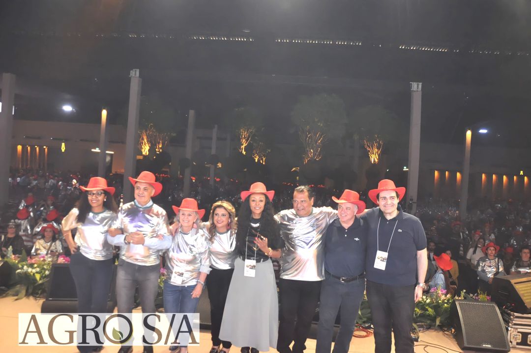 O vermelho dos chapéus marca a energia e a valorização das mulheres Semeadoras em Ribeirão Preto